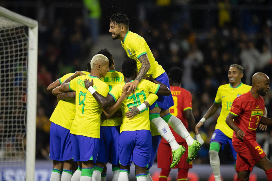 Brasil demora a empolgar torcida no Maracanã, mas se despede com festa; Luiz Henrique é ovacionado