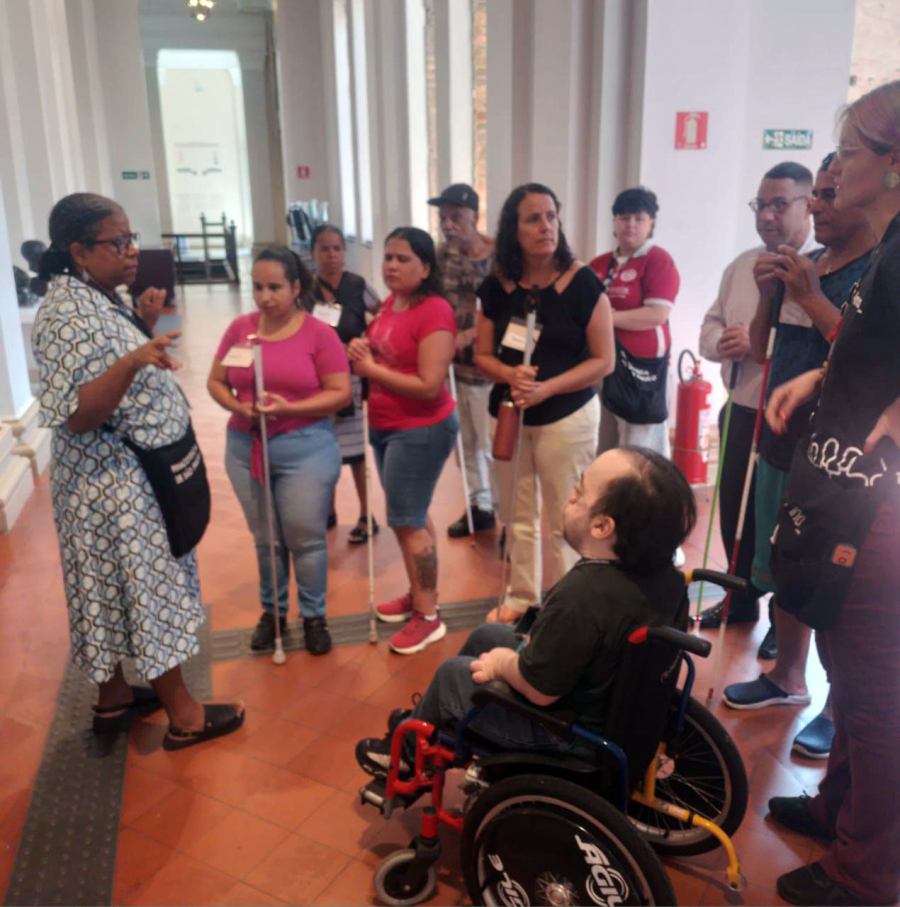 Prefeitura leva alunos com deficiência visual para visita à Pinacoteca de São Paulo
