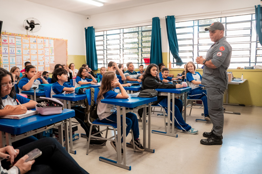 Programa Bombeiro na Escola mobiliza 9 mil estudantes das escolas da Prefeitura de Guarulhos